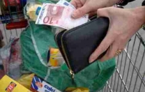 Famiglie italiane piu’ povere: 3 su 10 comprano meno cibo