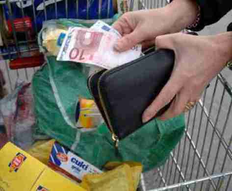 Famiglie italiane piu’ povere: 3 su 10 comprano meno cibo Famiglie italiane piu’ povere: 3 su 10 comprano meno cibo